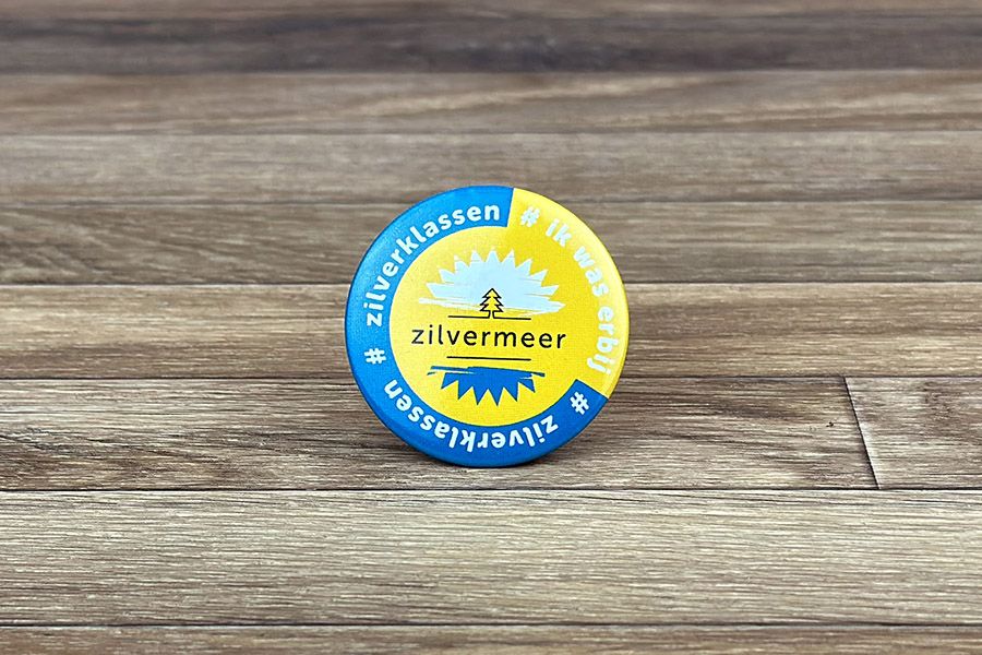 buttons met speld voor de Zilverklassen aan het Zilvermeer in Mol